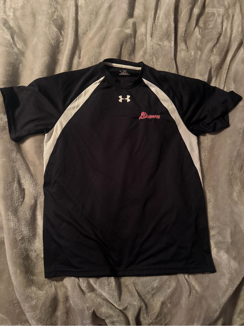 Under Armour women’s Medium Black & White Braves Performance Tee